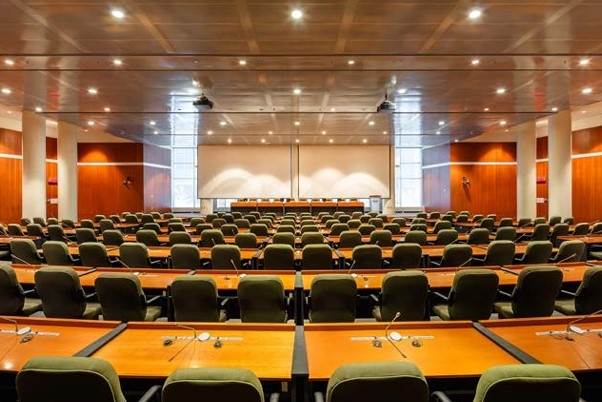Une image contenant intrieur, chaise, Centre de convention, Centre de confrences

Description gnre automatiquement